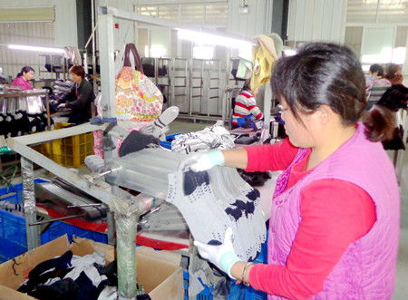 湖北鄖陽(yáng)兩千余家微工廠助推鄉(xiāng)村振興，萬(wàn)余村民實(shí)現(xiàn)家門口就業(yè)